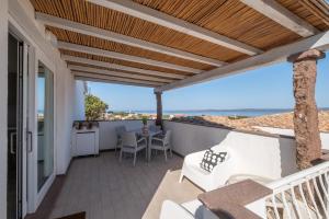 balkon z widokiem na ocean w obiekcie Le Nacchere Dimore a portata di mare w mieście Calasetta