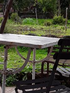 una mesa de picnic con una silla sentada al lado en L'Albero Di Alberto, en Valverde