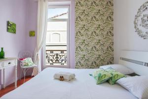 - une chambre avec un lit blanc et une fenêtre dans l'établissement Superb flat nearby the Old Port at the heart of Marseille - Welkeys, à Marseille