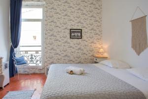 - une chambre avec un lit avec un animal rembourré dans l'établissement Superb flat nearby the Old Port at the heart of Marseille - Welkeys, à Marseille