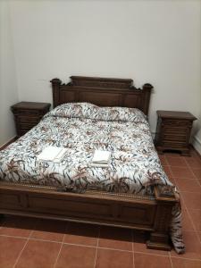 1 cama en una habitación con 2 mesitas de noche y 1 cama con 1 cama en Agrimar, en Magliano Romano