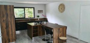 a office with a desk and a clock on the wall at Villa le Moulin in Unzent
