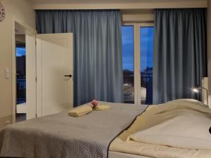 Posteľ alebo postele v izbe v ubytovaní Apartament z HUŚTAWKĄ Bel Mare