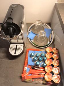 Příslušenství pro přípravu čaje a kávy v ubytování Apartments Peter