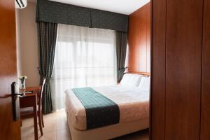 Postel nebo postele na pokoji v ubytování Hotel Alameda Málaga