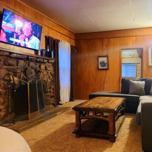 O zonă de relaxare la Green Cabin in Big Bear Lake 3 bdr Pets Friendly