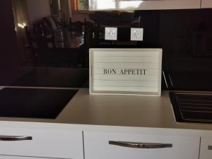 Eine Schachtel auf einer Theke mit den Worten "Verbot des Appetits" in der Unterkunft Guest house with pool Ante in Vrsi