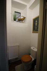 a bathroom with a toilet with a wooden toilet seat at Apartmán Pražská in Jablonec nad Nisou