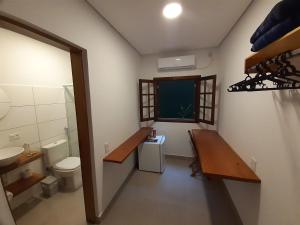 La petite salle de bains est pourvue de toilettes et d'un lavabo. dans l'établissement Caminho da areia, à Ubatuba