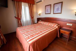 Posteľ alebo postele v izbe v ubytovaní Hotel Alameda Málaga