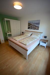 Apartment 12 - Geräumige Ferienwohnung im Tullnerfeld : غرفة نوم بسرير كبير في غرفة
