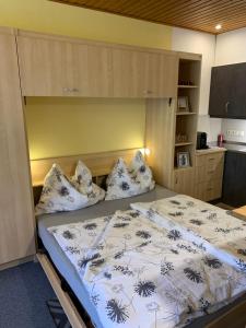 Rúm í herbergi á Ferienwohnung Chrisi im Kulmhof