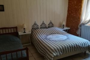 Posteľ alebo postele v izbe v ubytovaní Gîte 16 personnes(Zoo La Flèche, 24h du Mans)