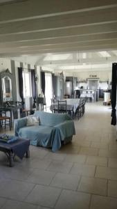 的住宿－Gîte 16 personnes(Zoo La Flèche, 24h du Mans)，卧室配有一张床铺,位于带桌子的房间