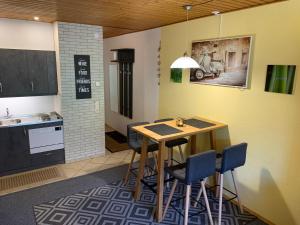 uma cozinha com mesa e cadeiras num quarto em Ferienwohnung Chrisi im Kulmhof em Tauplitz