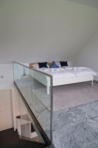 uma mesa de vidro com uma cama num quarto em STERK Apartments - idyllisch - modern - stilvoll em Meckenbeuren