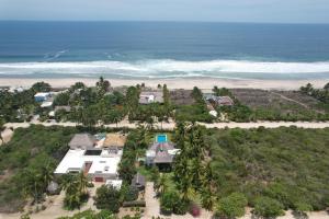 Casa Maya private villa on the beach في بويرتو إسكونديدو: اطلالة جوية على منزل على الشاطئ