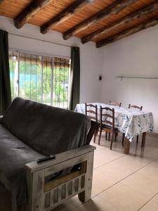 - un salon avec un canapé et une table dans l'établissement Cabañas Vista Andes, à Luján de Cuyo