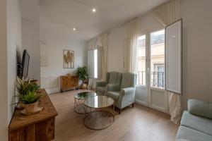 salon z kanapą, krzesłami i stołem w obiekcie Modern with balcony- 2Bd 2Bth- San Vicente w Sewilli