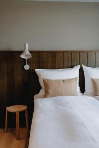 a bedroom with a large white bed and a table at Südspeicher in Kappeln