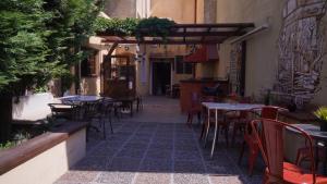 un patio vacío con mesas y sillas en un restaurante en Studios Arabas en Tesalónica