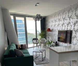Televízia a/alebo spoločenská miestnosť v ubytovaní Apartament z widokiem na morze Międzyzdroje