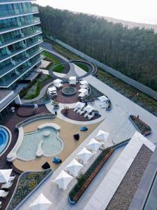 an aerial view of a resort with a pool and a building at Apartament z widokiem na morze Międzyzdroje in Międzyzdroje