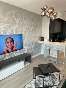 Televízia a/alebo spoločenská miestnosť v ubytovaní Apartament z widokiem na morze Międzyzdroje