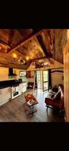 sala de estar con sofá y cocina en Lake View Lodges, en Long Melford