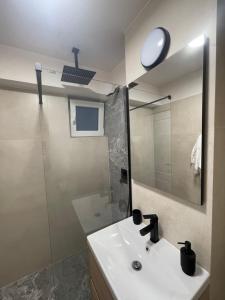 a bathroom with a sink and a mirror at Apartament Mony in Timişoara