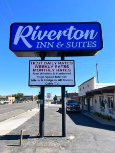 瑞佛頓的住宿－Riverton Inn & Suites Riverton，停车场里区旅馆和套房的标志