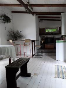 una habitación con una mesa y un banco en ella en L'Albero Di Alberto, en Valverde