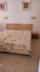 a large bed in a room with at Апартамент в Комплексе Сансет Кошарица,Солнечный берег in Kosharitsa +14 photos