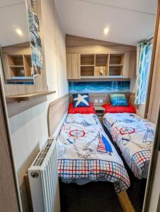 a room with two beds in a room at the fishing boat in Port Seton