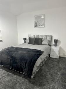 מיטה או מיטות בחדר ב-Beautiful and Homely 3 Bed House With FREE Parking So Close To Man City and City Centre