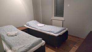 2 camas individuales en una habitación con ventana en Rauma City Apartments, en Rauma