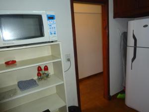 ビージャ・ヘセルにあるVeranogesellの電子レンジ(冷蔵庫の横の棚の上) +36枚の写真