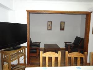 ビージャ・ヘセルにあるVeranogesellのテレビとテーブルと椅子のあるリビングルーム