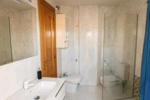 ein Bad mit einem Waschbecken, einem WC und einer Dusche in der Unterkunft Vut RAQUEL in Astorga