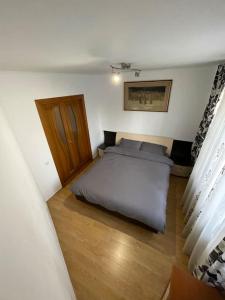 ein Schlafzimmer mit einem Bett in einem Zimmer in der Unterkunft Fabulous apartment in Chișinău in Chişinău