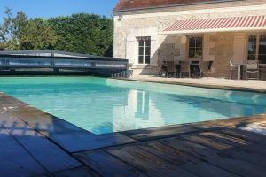 Bazén v ubytovaní Longère avec Piscine Couverte Chauffée privative de Avril à Septembre alebo v jeho blízkosti
