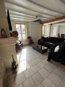 Posedenie v ubytovaní Longère avec Piscine Couverte Chauffée privative de Avril à Septembre