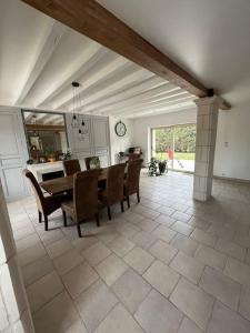 Posedenie v ubytovaní Longère avec Piscine Couverte Chauffée privative de Avril à Septembre