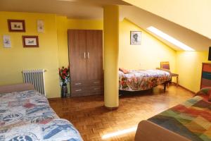 Zimmer im Dachgeschoss mit 2 Betten und einer Treppe in der Unterkunft Vut RAQUEL in Astorga