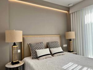 Posteľ alebo postele v izbe v ubytovaní Sea Hills semidetached Luxury Villa
