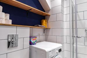 a laundry room with a washer and dryer at Chałubińskiego przytulne mieszkanie przy parku, blisko dworca in Radom