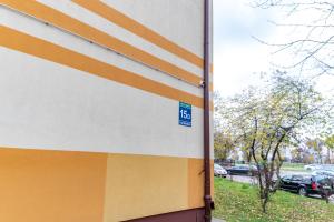 a building with a parking sign on the side of it at Chałubińskiego przytulne mieszkanie przy parku, blisko dworca in Radom