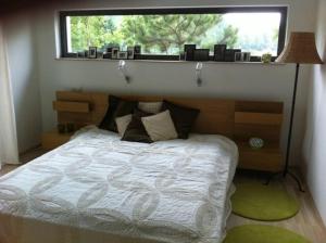 Säng eller sängar i ett rum på Luxury Lakefront Villa with Private Pier & Jacuzzi