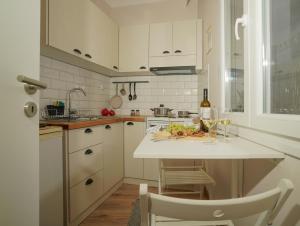 A kitchen or kitchenette at Homey Edessa