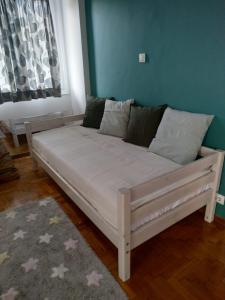 Posteľ alebo postele v izbe v ubytovaní Fully renovated, family-friendly apartment, next to a huge green park, in Athens center